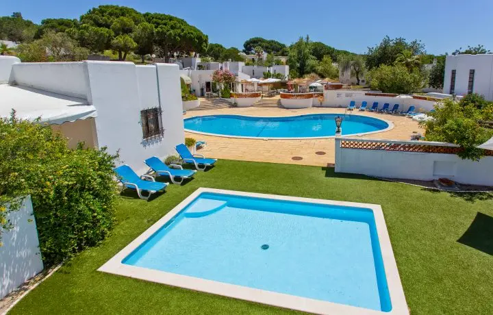 Apartamentos férias Algarve com piscina 2 pool areas at Prado do Golf resort