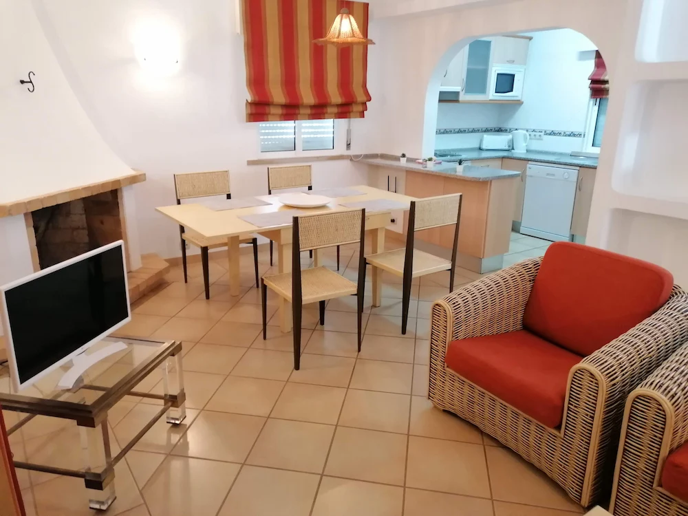 apartamentos de férias com Sala com sofa,tv, mesa e cadeiras