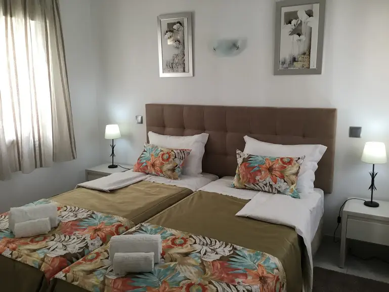 duas camas individuais com colchas floridas noas apartamentos ferias vilamoura