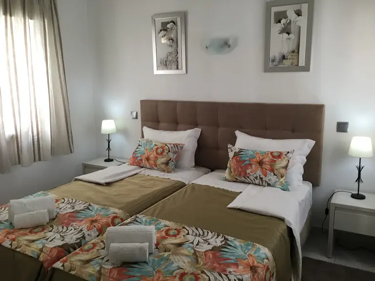 apartamentos de ferias em vilamoura Algarve duas camas individuais com colchas floridas noas apartamentos ferias vilamoura