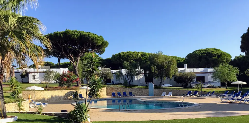 Winter rentals Algarve pool and sunbeds area